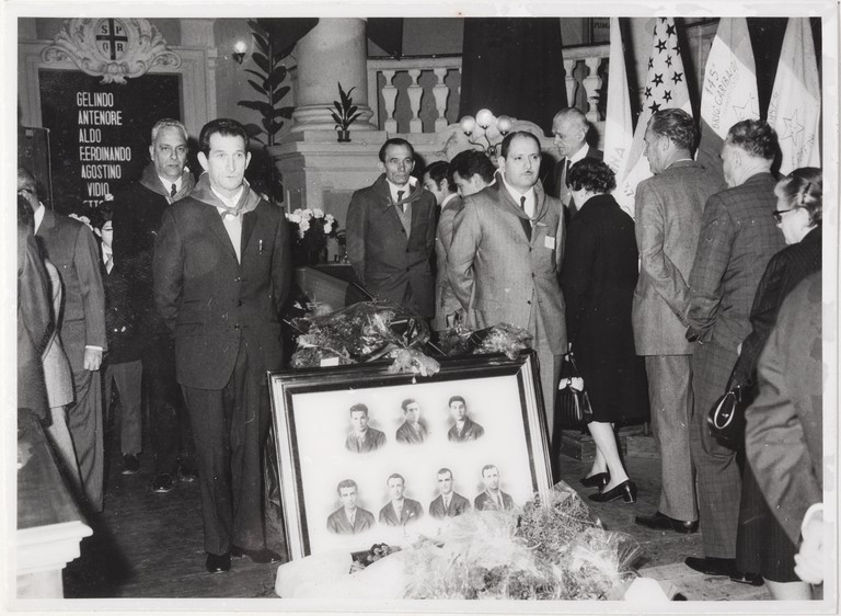 Gattatico-Reggio Emilia, 27-30 marzo 1970, Funerali di Alcide Cervi, camera ardente di Alcide nella Sala del Tricolore di Reggio Emilia, picchetto d'onore